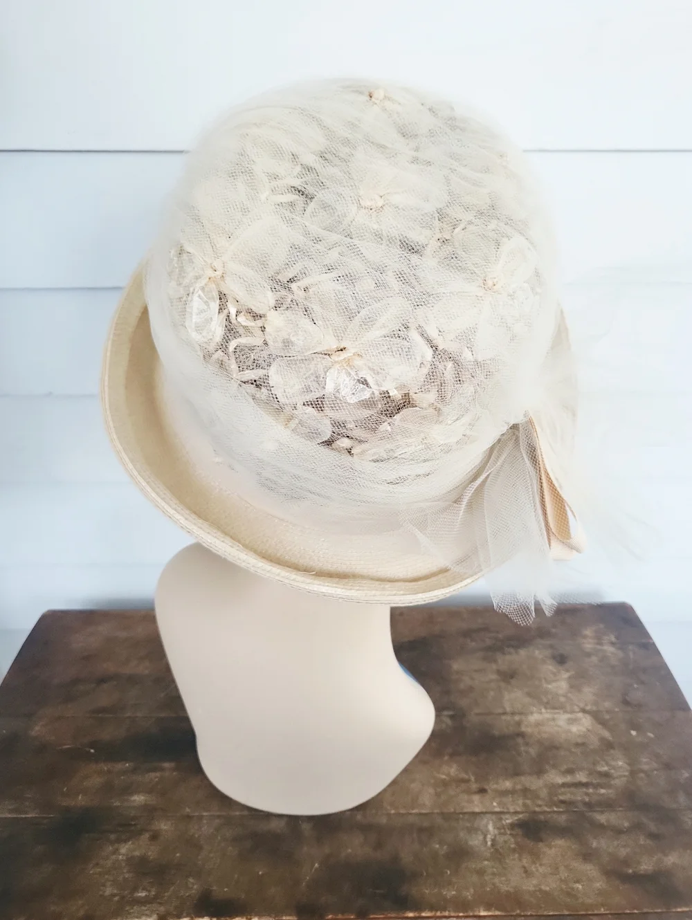 Vintage 60's Beige Floral Tulle Brim Cloche Hat ~Kentucky Derby~Garden Party - Picture 5 of 16